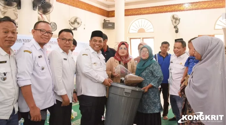 Suhatri Bur Alokasikan Bantuan Budikdamber kepada 300 Keluarga di Kabupaten Padang Pariaman