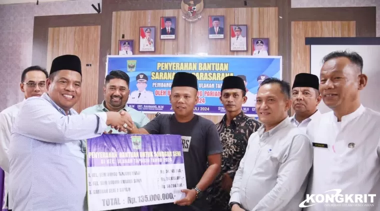 Suhatri Bur Serahkan Sejumlah Bantuan Senilai Rp 1,1 Miliar di Ulakan Tapakis