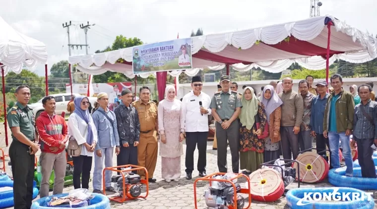 Tingkatkan Hasil Pertanian, Bupati Solok Serahkan Bantuan 84 Pompa Air kepada Kelompok Tani