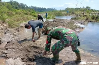 Babinsa Koramil 03Sungai Sariak dan Warga Gotong Royong Alihkan Aliran Batang Air Piaman