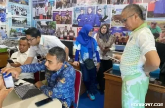 Percepat Transformasi Digital, Disdukcapil Kota Padang Pandu Pengisian IKD di PDAM Kota Padang