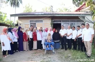 Sekda Serahkan Bantuan Kursi Roda untuk Ridwan Ikhwan Bocah Penderita Hydrocephalus di Payakumbuh