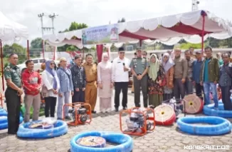 Tingkatkan Hasil Pertanian, Bupati Solok Serahkan Bantuan 84 Pompa Air kepada Kelompok Tani