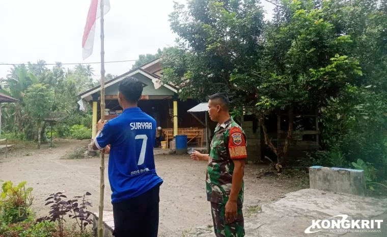 Babinsa dan Bhabinkamtibmas Ajak Warga Pasang Bendera Merah Putih Sambut HUT RI ke-79