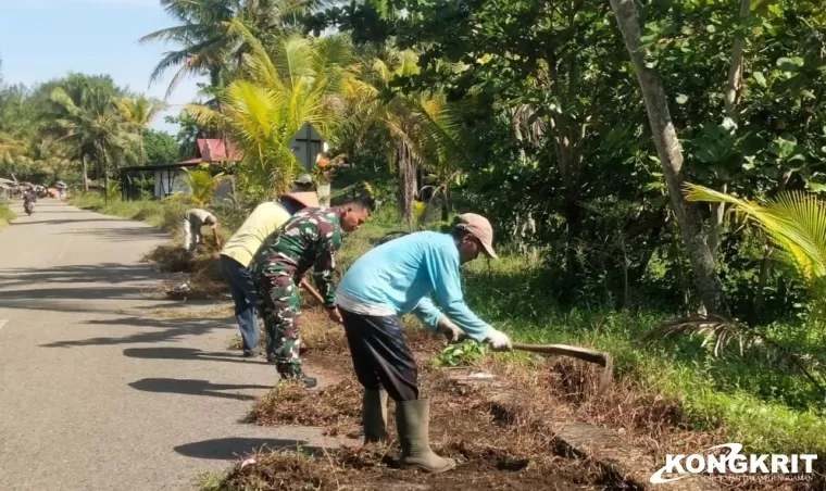 Babinsa Koramil 01/Pariaman Ajak Warga Dusun Binasi Bersihkan Bahu Jalan dalam Gotong Royong