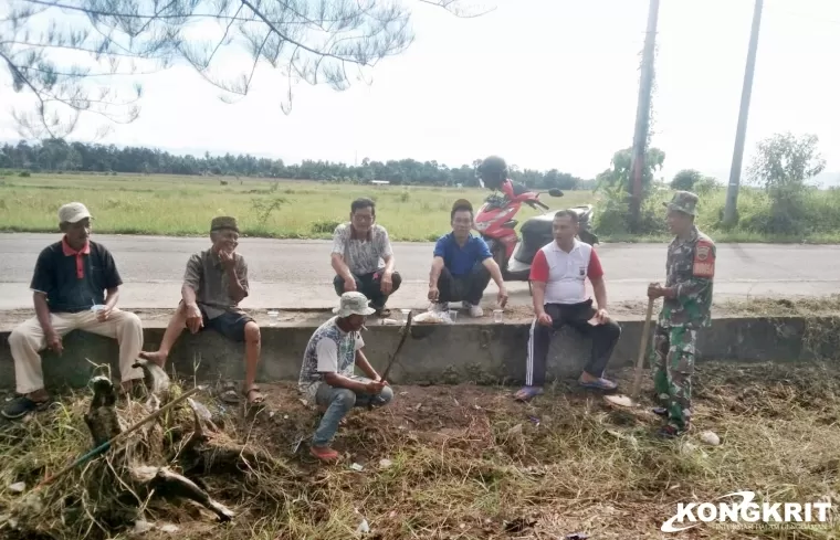 Babinsa Koramil 01/PRM Serka Edria Samson Adakan Komsos dengan Warga Kelurahan Ujung Batung