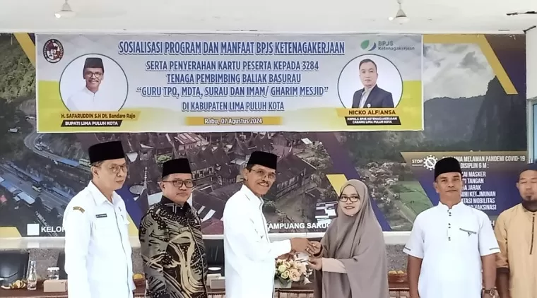 Bupati Lima Puluh Kota Safaruddin Serahkan 3.305 Kartu BPJS Ketenagakerjaan untuk Guru TPQ dan Garim Mesjid