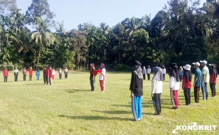 Jelang HUT RI ke-79, Babinsa Koramil 03/Sungai Sarik Latih Calon Paskibra di Padang Pariaman