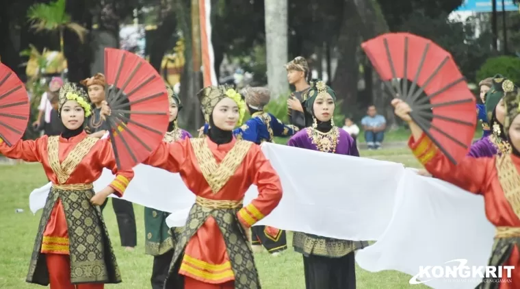 Meriahnya Parade Senja di Upacara Penurunan Bendera HUT ke-79 RI di Kota Padang