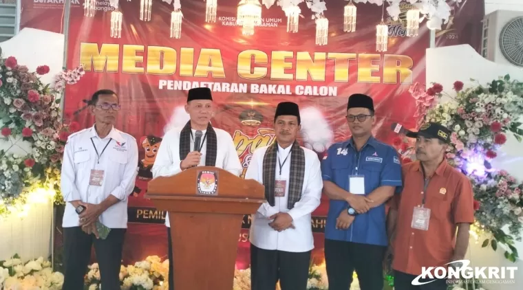 Ribuan Simpatisan Antar Sabar AS dan Sukardi ke KPU Daftar sebagai Calon Bupati dan Wakil Bupati Pasaman