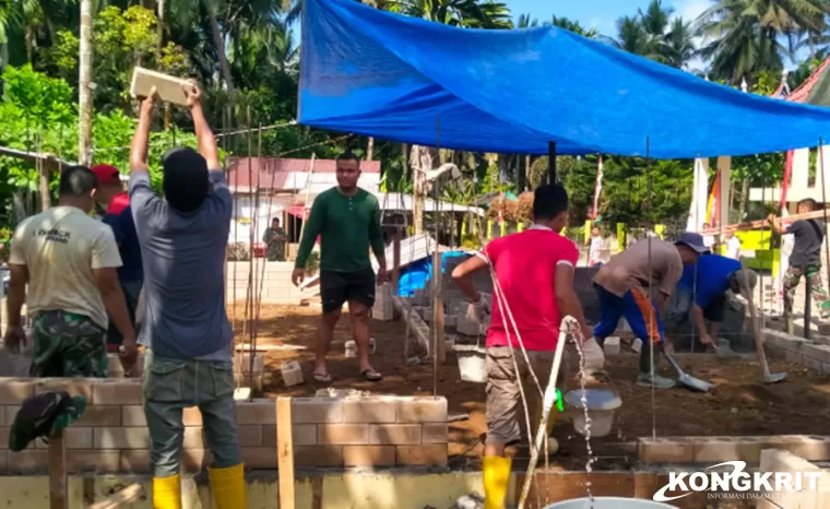 Satgas TMMD ke-121 Kodim 0308Pariaman dan CSR PT Semen Padang Bangun Rumah Layak Huni