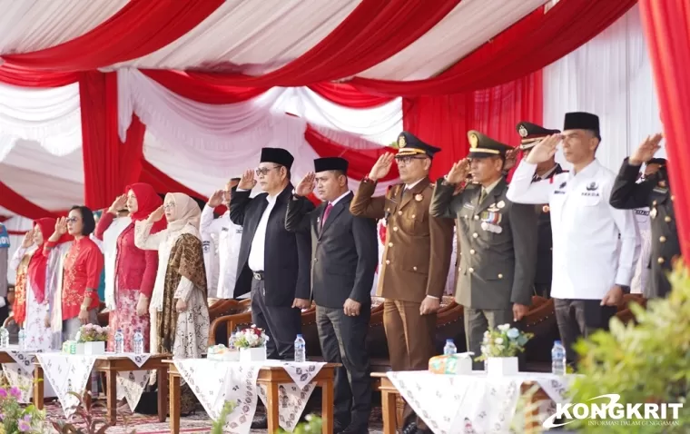 Upacara Penurunan Bendera Merah Putih Peringatan HUT RI ke-79 di Kabupaten Solok berlangsung Khidmat