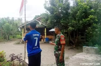 Babinsa dan Bhabinkamtibmas Ajak Warga Pasang Bendera Merah Putih Sambut HUT RI ke-79