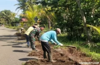 Babinsa Koramil 01/Pariaman Ajak Warga Dusun Binasi Bersihkan Bahu Jalan dalam Gotong Royong