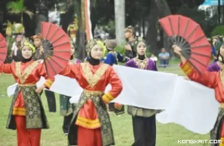 Meriahnya Parade Senja di Upacara Penurunan Bendera HUT ke-79 RI di Kota Padang