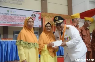 Suhatri Bur Beri Tali Asih dan Seragam Baru untuk Legiun Veteran di Padang Pariaman