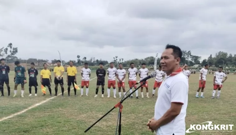 Ahmad Baharudin Ketua Askab PSSI Tulungagung saat membuka ANSOR CUP 2024 di lapangan Desa Rejosari