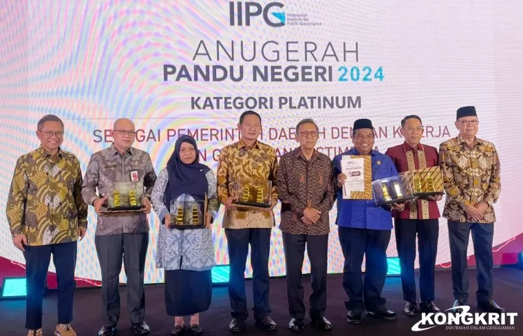 Bupati Padang Pariaman Raih Penghargaan Anugerah Pandu Negeri Kategori Platinum 2024