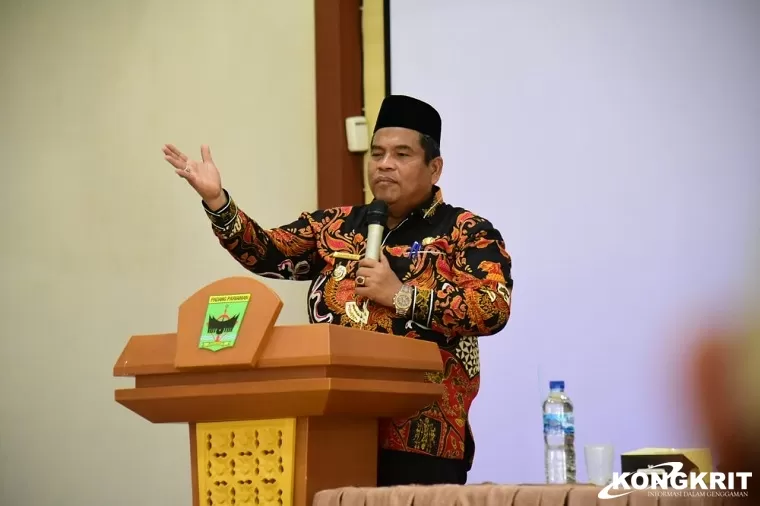 Bupati Padang Pariaman Serahkan 8 Unit Mesin Tempel Kepada Nelayan di Padang Pariaman (Foto: Dok.Istimewa)