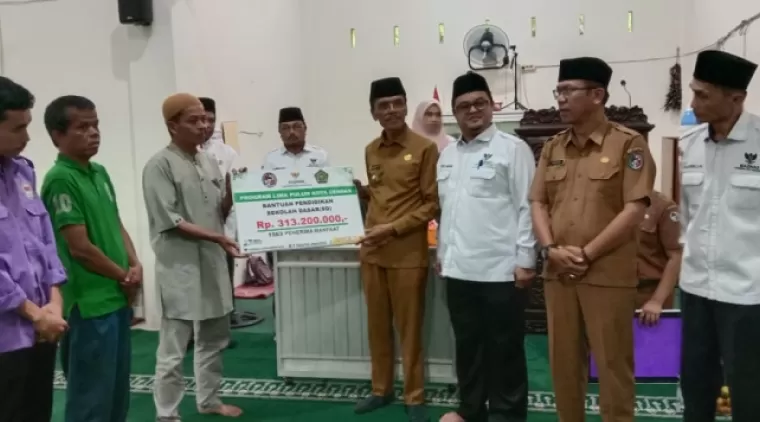 Bupati Safaruddin Serahkan Bantuan Beasiswa Untuk 2129 Pelajar SD, SMP dan Mahasiswa