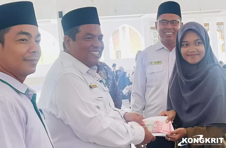 Bupati, Suhatri Bur Serahkan Bantuan Zakat untuk Biaya Kuliah dan Modal Usaha di Padang Pariaman