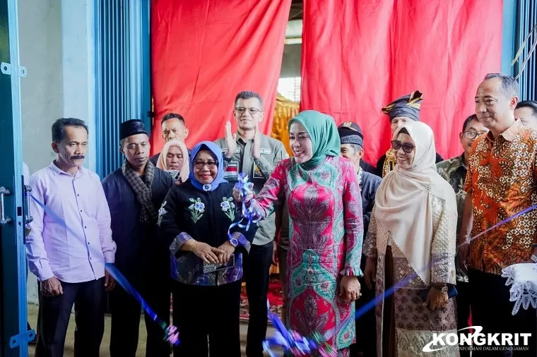 Gapoktan Parambahan Terima Bantuan Rice Milling Unit dari Ketua Forikan Kabupaten Solok (Foto: Dok,Istimewa)