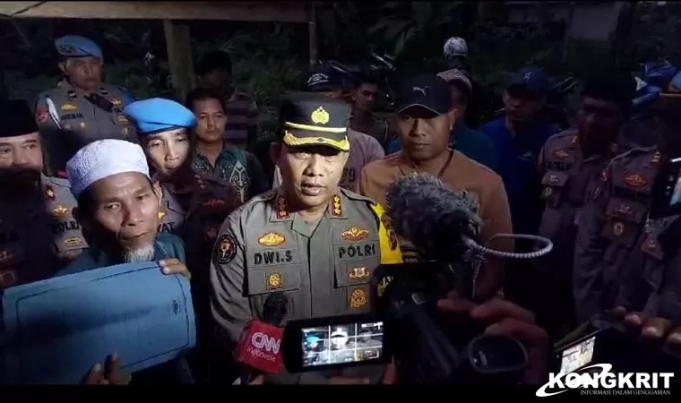 Komitmen Ungkap Kasus Pembunuhan Nia, Kabid Humas Polda Sumbar Berkunjung ke Rumah Keluarga Korban (Foto: Dok.Istimewa)