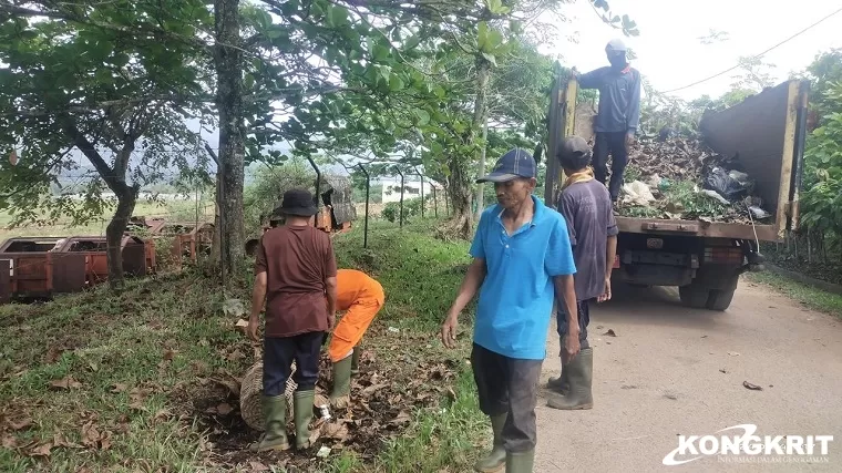 Persiapan Adipura 2024, DLH Solok Turunkan 40 Petugas Bersihkan TPA (Foto: Dok.Istimewa)