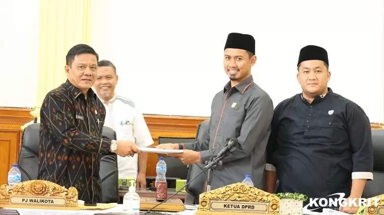 Sekda Kota Pariaman Yaminu Rizal Hadiri dan Dengarkan Pandangan Umum Fraksi DPRD Terkait RAPBD-P 2024 (Foto: Dok.Istimewa)