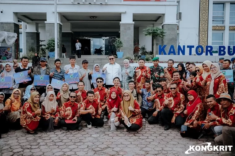 Tingkatkan Produktivitas, Bupati Solok Berikan Bantuan Alsintan kepada Kelompok Tani (Foto: Dok.Istimewa)