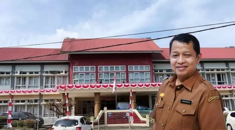 Plt Kadinkes Padang Pariaman, Azwarman dengan Latar Gedung Kantor Dinas Kesehatan Padang Pariaman di Parik Malintang