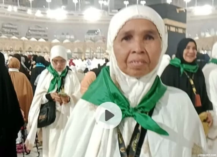 Tek Man saat menjalankan ibadah Umroh