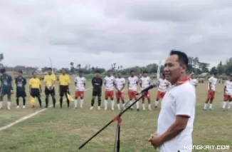 Ahmad Baharudin Ketua Askab PSSI Tulungagung saat membuka ANSOR CUP 2024 di lapangan Desa Rejosari