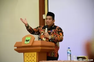 Bupati Padang Pariaman Serahkan 8 Unit Mesin Tempel Kepada Nelayan di Padang Pariaman (Foto: Dok.Istimewa)