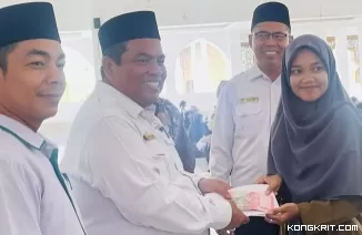 Bupati, Suhatri Bur Serahkan Bantuan Zakat untuk Biaya Kuliah dan Modal Usaha di Padang Pariaman