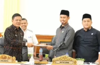 Sekda Kota Pariaman Yaminu Rizal Hadiri dan Dengarkan Pandangan Umum Fraksi DPRD Terkait RAPBD-P 2024 (Foto: Dok.Istimewa)