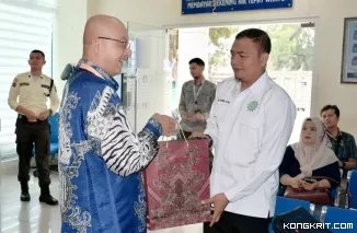 Pj Wali Kota Padang Andree Algamar Terima Lencana Jasa Pratama dari PMI (Foto: Dok.Istimewa)