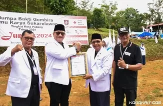 Pj Wali Kota Padang Andree Algamar Terima Lencana Jasa Pratama dari PMI