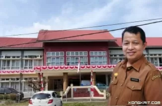 Plt Kadinkes Padang Pariaman, Azwarman dengan Latar Gedung Kantor Dinas Kesehatan Padang Pariaman di Parik Malintang