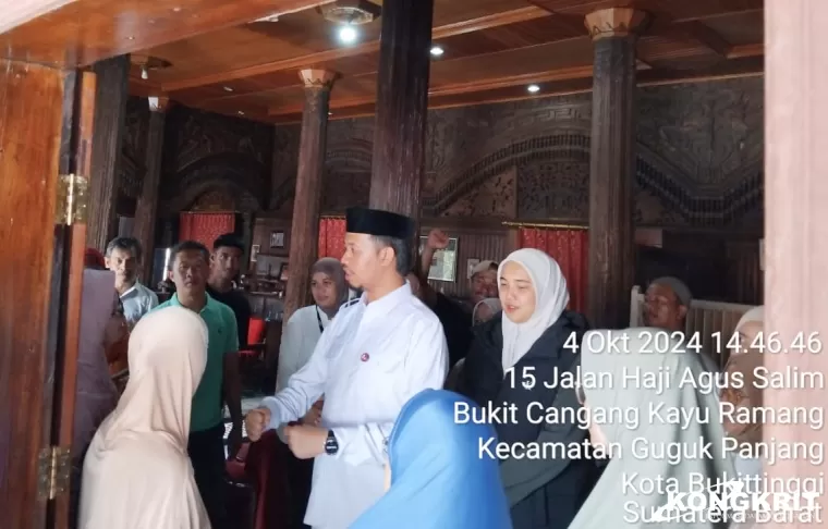 Erman Safar dan Istri Kunjungi Rumah Gadang Bersejarah di Bukik Cangang Bukittinggi