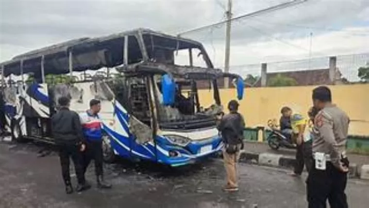 Korsleting AC Diduga Picu Kebakaran Bus di Jakarta Timur, 58 Anak TK Berhasil Dievakuasi