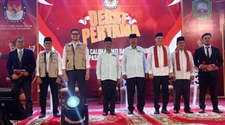 Ketiga Pasang Paslon berfoto bersama sebelum debat