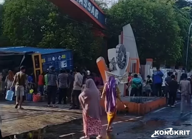 Kronologi Warga Berebut Minyak Goreng Tumpah Akibat Kecelakaan Tunggal Truk Kontainer di Makassar