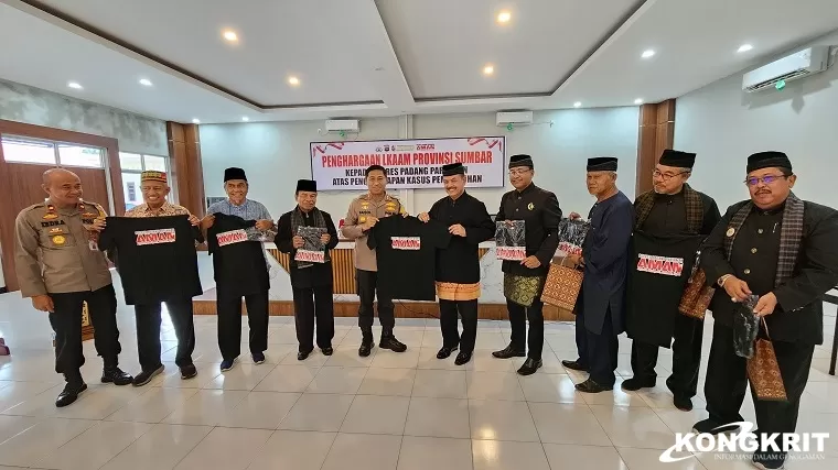 LKAAM Sumbar Beri Penghargaan kepada Kapolres Padang Pariaman atas Pengungkapan Kasus Gadis Penjual Gorengan (Foto: Dok.Istimewa)