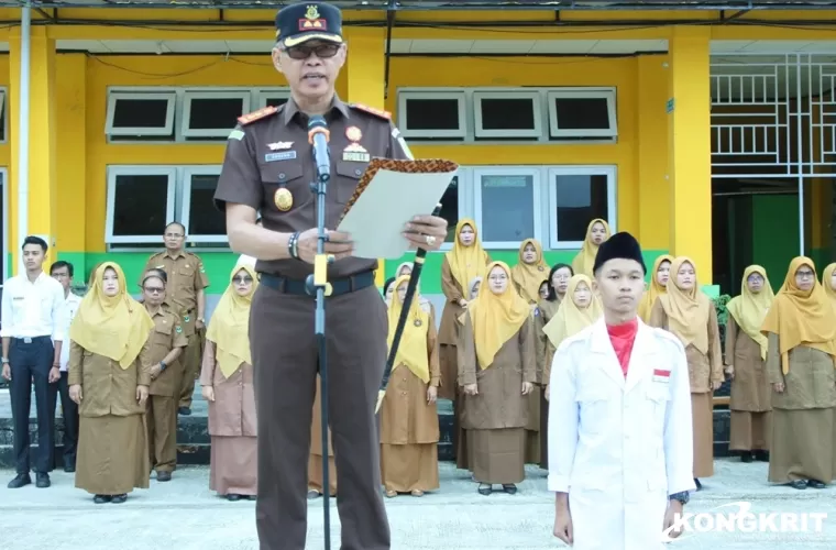 Peduli Generasi Muda, Kajari Pasaman Pimpin Upacara Bendera di SMAN 1 Lubuk Sikaping