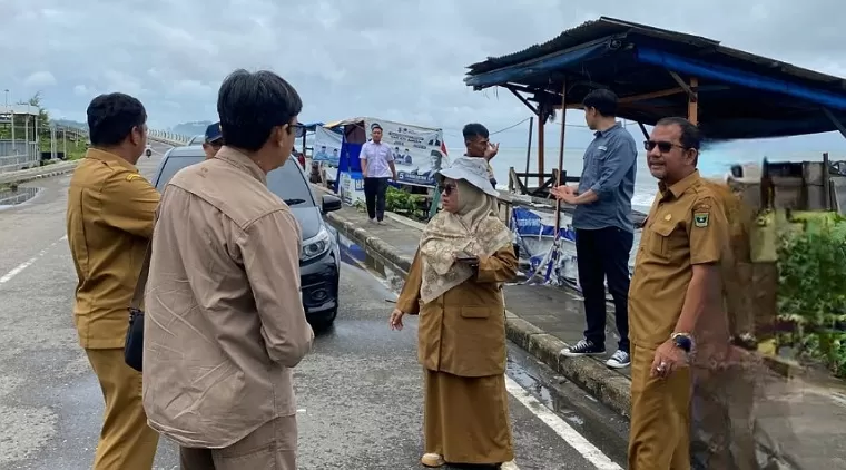 Kepala Bidang Bina Marga, Adratus Setiawan, ST, MT, didampingi oleh sejumlah ahli dari jabatan fungsional Jalan Jembatan serta perencanaan dan pengadaan lahan.