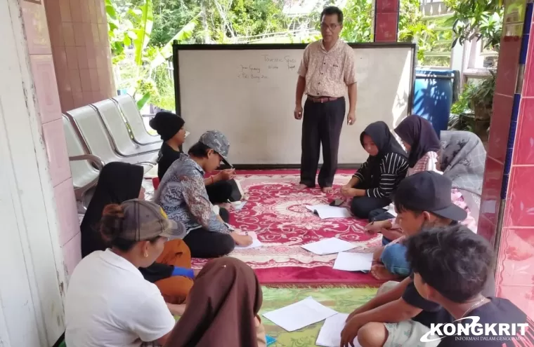 Pendidikan Tanpa Batas Usia, Semangat Warga Belajar di PKBM Maju Bersama Bukit Gombak Sijunjung