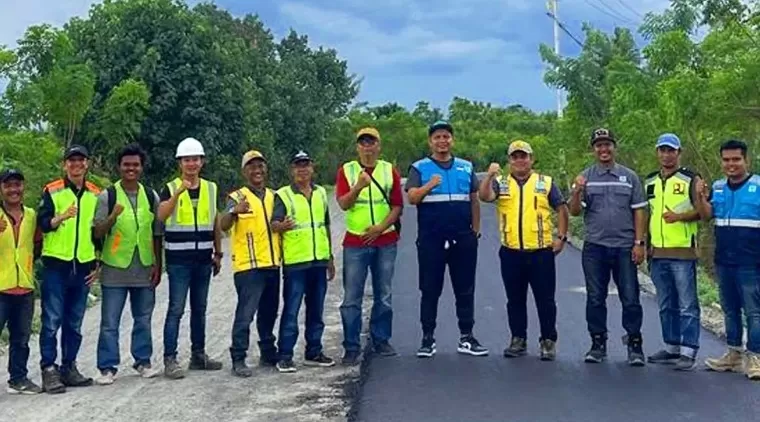 PPK Kegiatan Khairul Anwar, S.T., M.T., bersama tim teknik, konsultan supervisi, dan Tim Labor Kontraktor