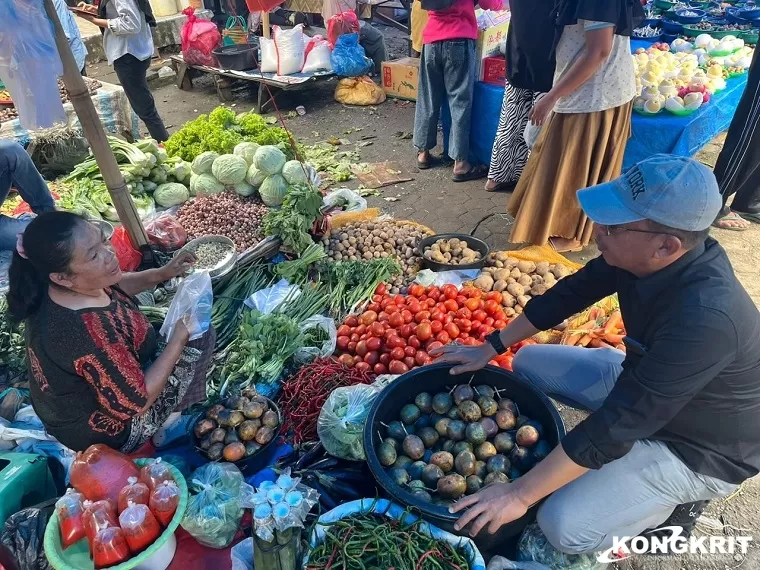 Pjs Bupati Solok Akbar Ali Berkunjung ke Pasar Tradisional Guguak, Pastikan Harga Sembako Stabil (Foto: Dok.Istimewa)