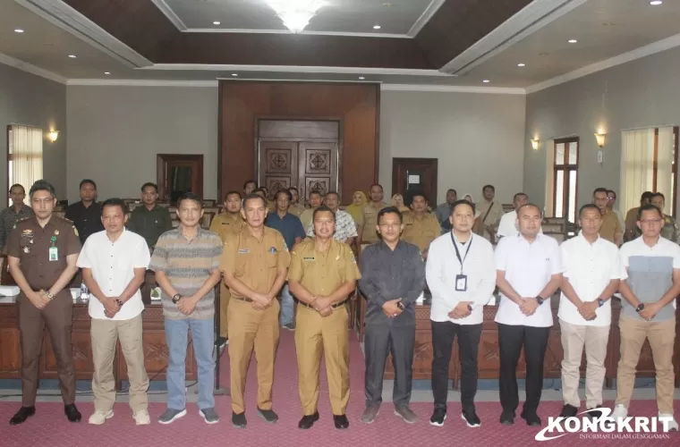 Sekdakab Tulungagung bersama Kepala Bakesbangpol, Ketua Bawaslu, KPU, Kasat Intelkam Polres Tulungagung, perwakilan Kodim 0807, Kejari dan unsur terkait lainnya.